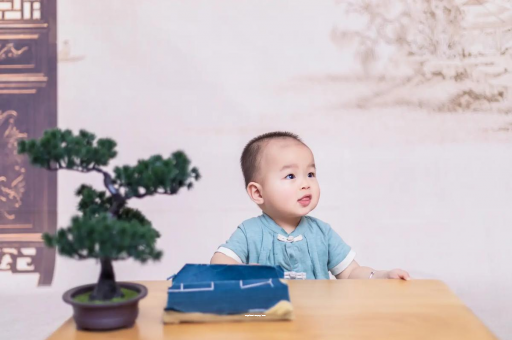 南充怀孕肚子中间凹两边凸